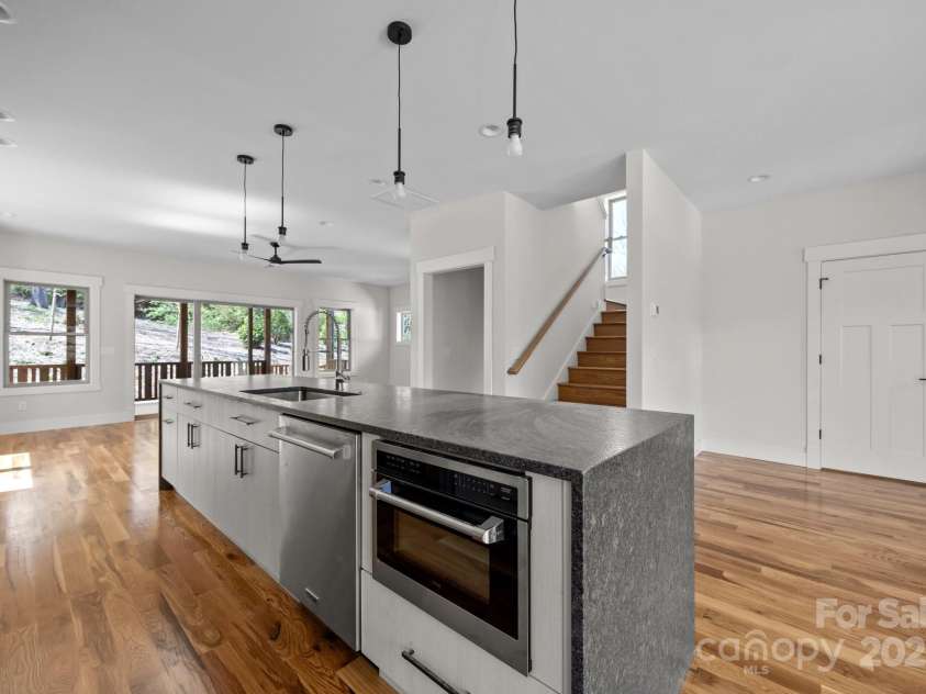 91 Glendale Avenue, Asheville, NC 28803.  MLS# CAR4233541, YatesRealty ID 9665. 