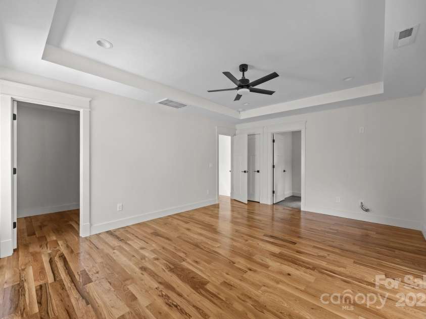 93 Glendale Avenue, Asheville, NC 28803.  MLS# CAR4234072, YatesRealty ID 9666. Primary with walk-in closet and full bath