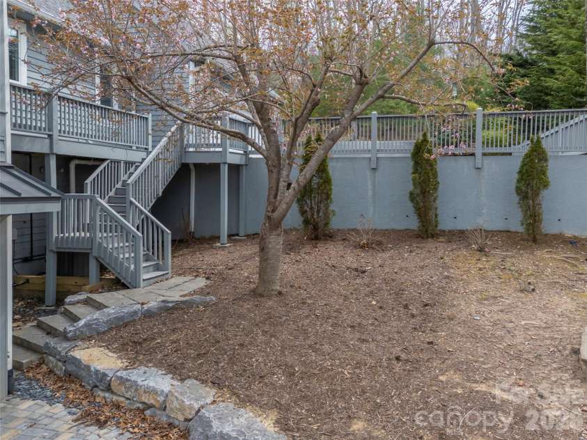 69 Old Hickory Trail, Hendersonville, NC 28739.  MLS# CAR4366104, YatesRealty ID 9668. 