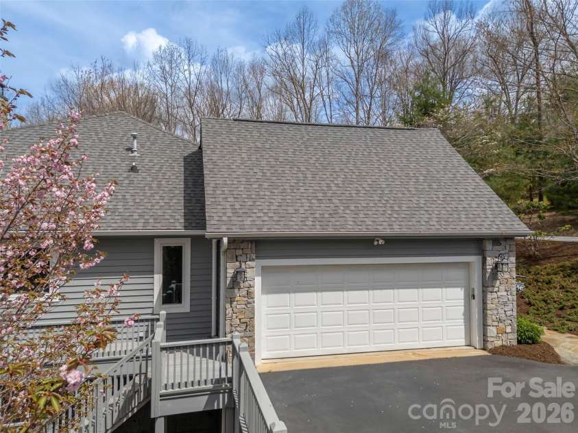 69 Old Hickory Trail, Hendersonville, NC 28739.  MLS# CAR4366104, YatesRealty ID 9668. 