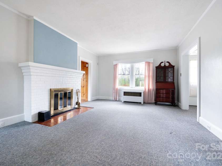 10 Westchester Drive, Asheville, NC 28803.  MLS# CAR4241694, YatesRealty ID 9669. An Abundance of Natural Light