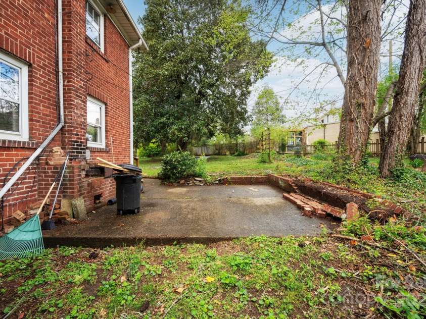 10 Westchester Drive, Asheville, NC 28803.  MLS# CAR4241694, YatesRealty ID 9669. Back Patio Area