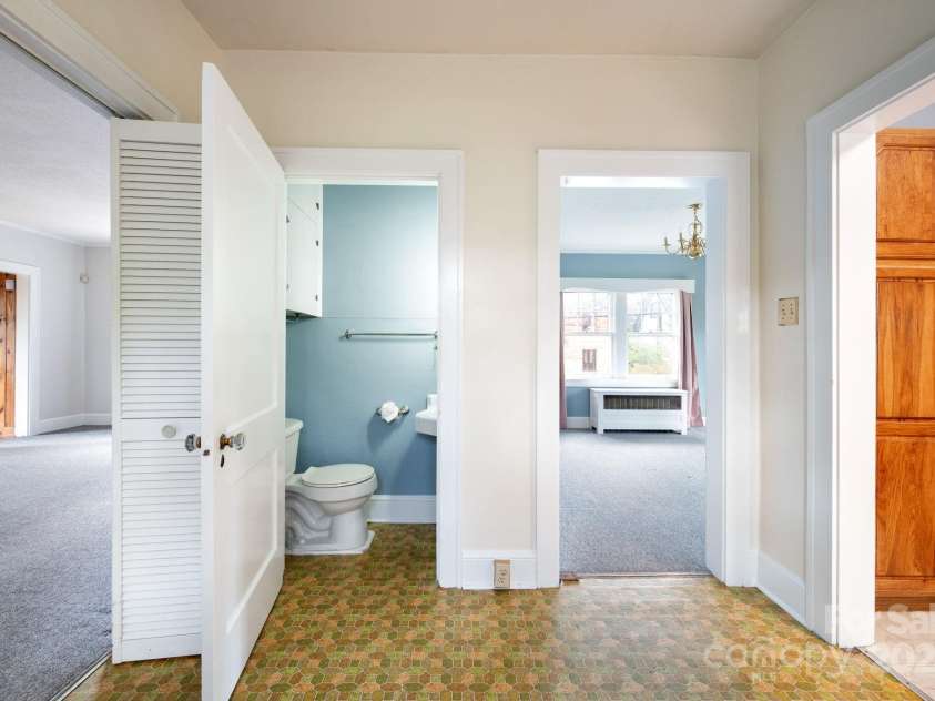 10 Westchester Drive, Asheville, NC 28803.  MLS# CAR4241694, YatesRealty ID 9669. Main Level Powder Room