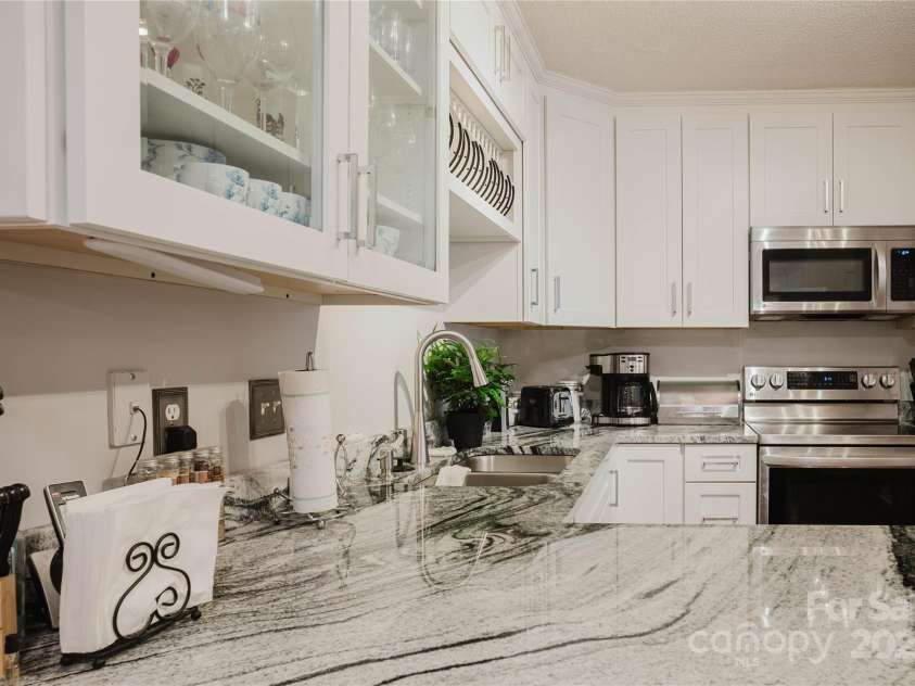 920 Woodhill Drive, Fletcher, NC 28732.  MLS# CAR4287132, YatesRealty ID 9669. 