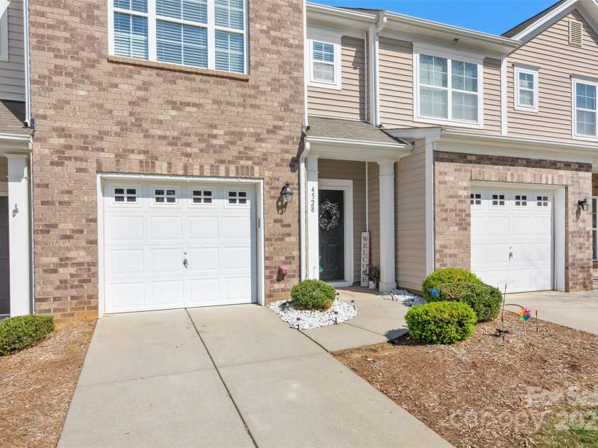 4528 Craigmoss Lane, Charlotte, NC 28278.  MLS# CAR4241728, YatesRealty ID 9674. 