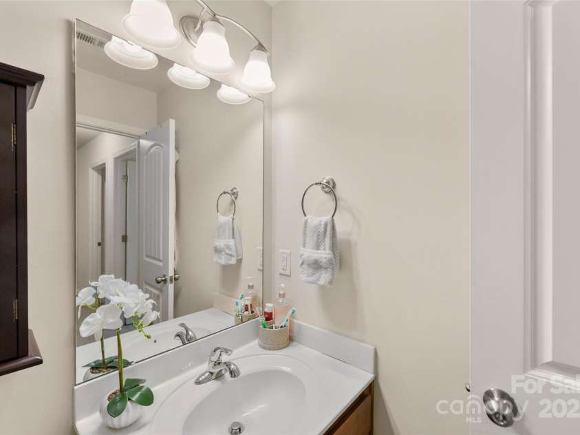 4528 Craigmoss Lane, Charlotte, NC 28278.  MLS# CAR4241728, YatesRealty ID 9674. 