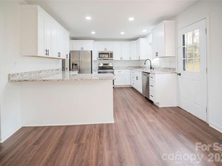106 Shelly Drive, Hendersonville, NC 28792.  MLS# CAR4366479, YatesRealty ID 9675. Dining area and breakfast bar