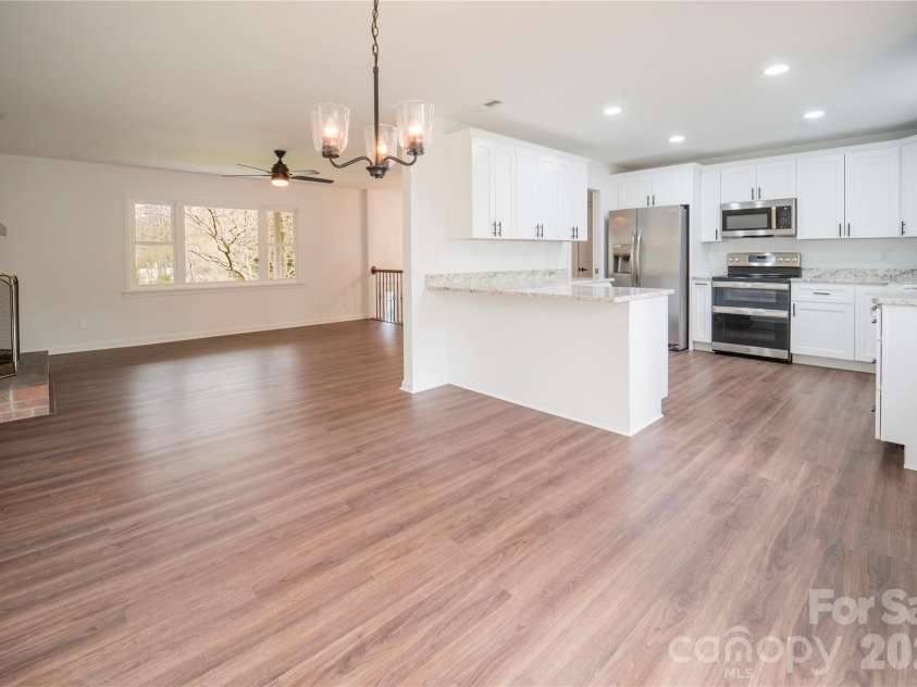 106 Shelly Drive, Hendersonville, NC 28792.  MLS# CAR4366479, YatesRealty ID 9675. Entry and hall