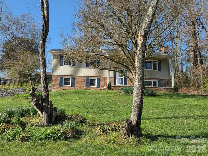 106 Shelly Drive, Hendersonville, NC 28792.  MLS# CAR4366479, YatesRealty ID 9675. Front 3
