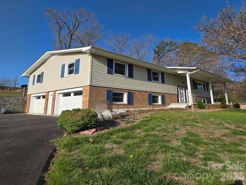 106 Shelly Drive, Hendersonville, NC 28792.  MLS# CAR4366479, YatesRealty ID 9675. Front
