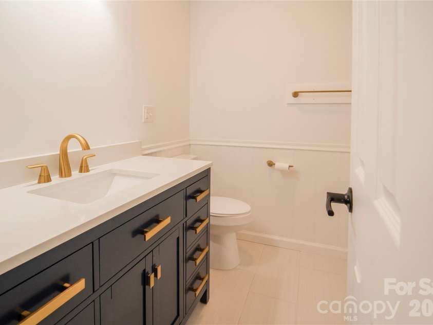 106 Shelly Drive, Hendersonville, NC 28792.  MLS# CAR4366479, YatesRealty ID 9675. Hall bath