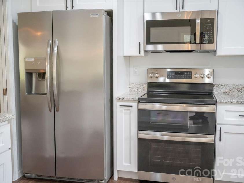 106 Shelly Drive, Hendersonville, NC 28792.  MLS# CAR4366479, YatesRealty ID 9675. Refrigerator and Range