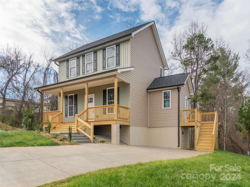 12 Westmore Drive, Asheville, NC 28806.  MLS# CAR4203604, YatesRealty ID 9676. 