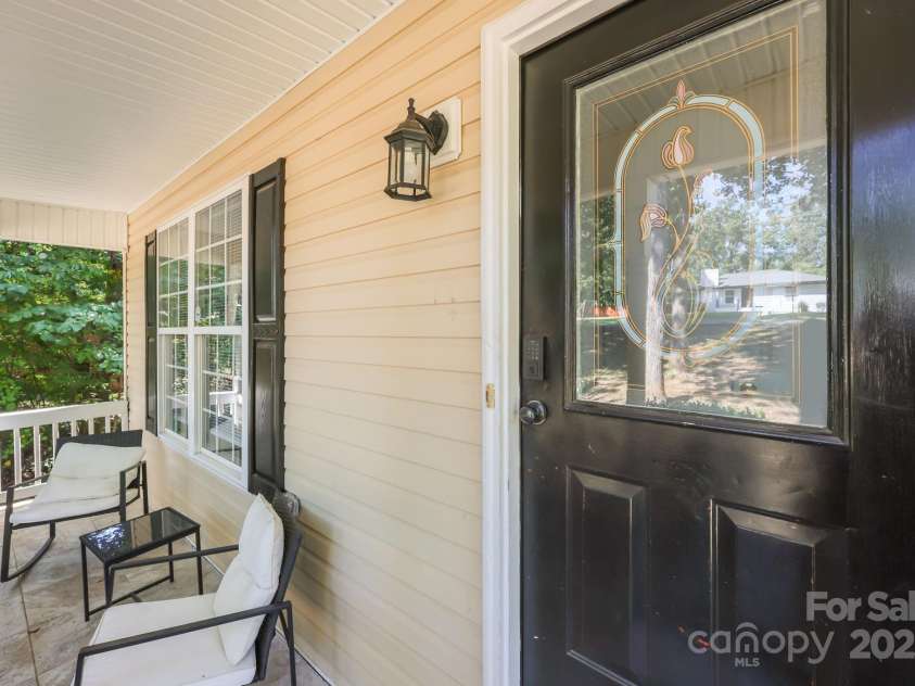 8200 Kerrybrook Circle, Charlotte, NC 28214.  MLS# CAR4306918, YatesRealty ID 9676. 