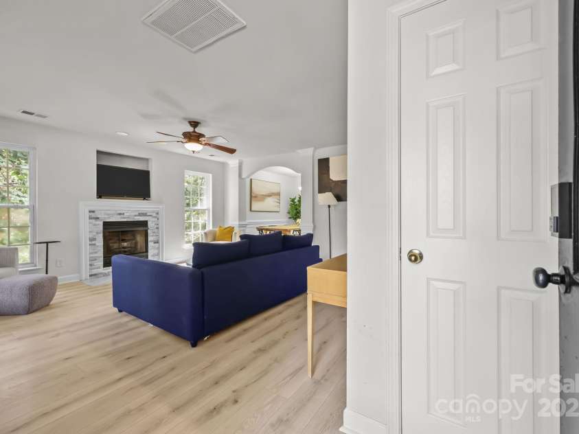 8200 Kerrybrook Circle, Charlotte, NC 28214.  MLS# CAR4306918, YatesRealty ID 9676. 