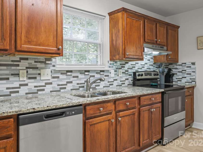 8200 Kerrybrook Circle, Charlotte, NC 28214.  MLS# CAR4306918, YatesRealty ID 9676. 