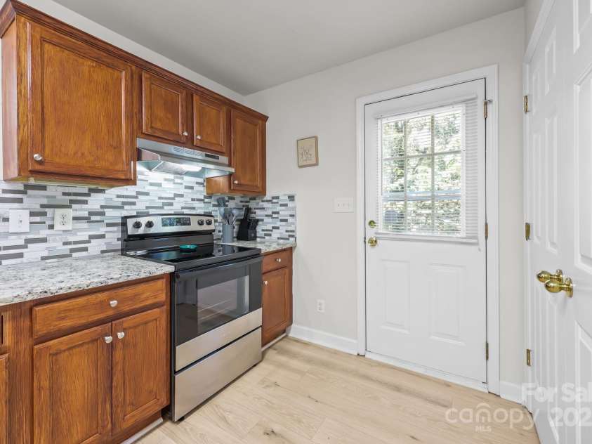 8200 Kerrybrook Circle, Charlotte, NC 28214.  MLS# CAR4306918, YatesRealty ID 9676. 