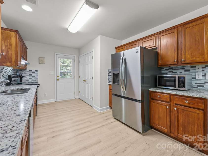 8200 Kerrybrook Circle, Charlotte, NC 28214.  MLS# CAR4306918, YatesRealty ID 9676. 