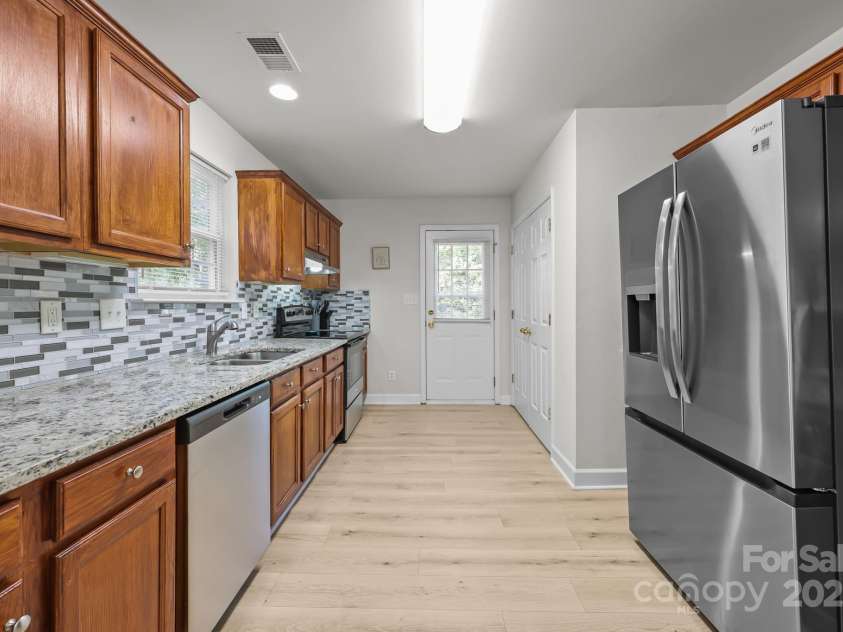 8200 Kerrybrook Circle, Charlotte, NC 28214.  MLS# CAR4306918, YatesRealty ID 9676. 