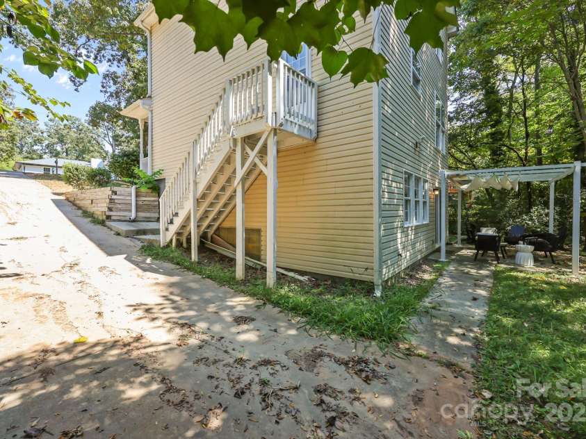 8200 Kerrybrook Circle, Charlotte, NC 28214.  MLS# CAR4306918, YatesRealty ID 9676. 