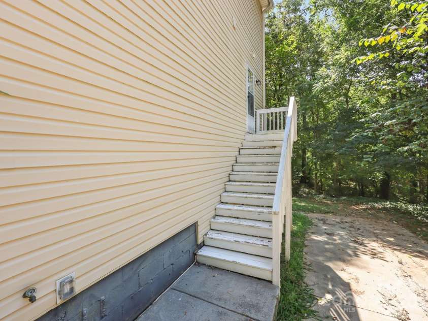 8200 Kerrybrook Circle, Charlotte, NC 28214.  MLS# CAR4306918, YatesRealty ID 9676. 