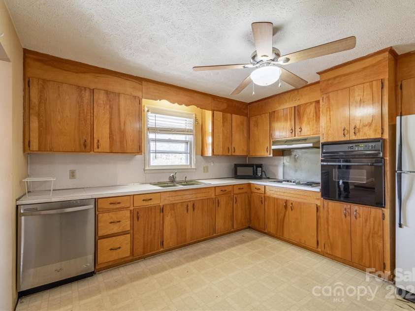2986 Green Pasture Lane, Valdese, NC 28690.  MLS# CAR4319776, YatesRealty ID 9677. 