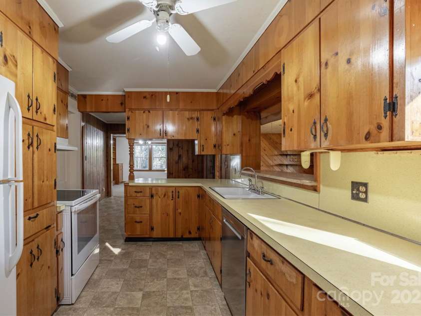 2986 Green Pasture Lane, Valdese, NC 28690.  MLS# CAR4319776, YatesRealty ID 9677. Kitchen