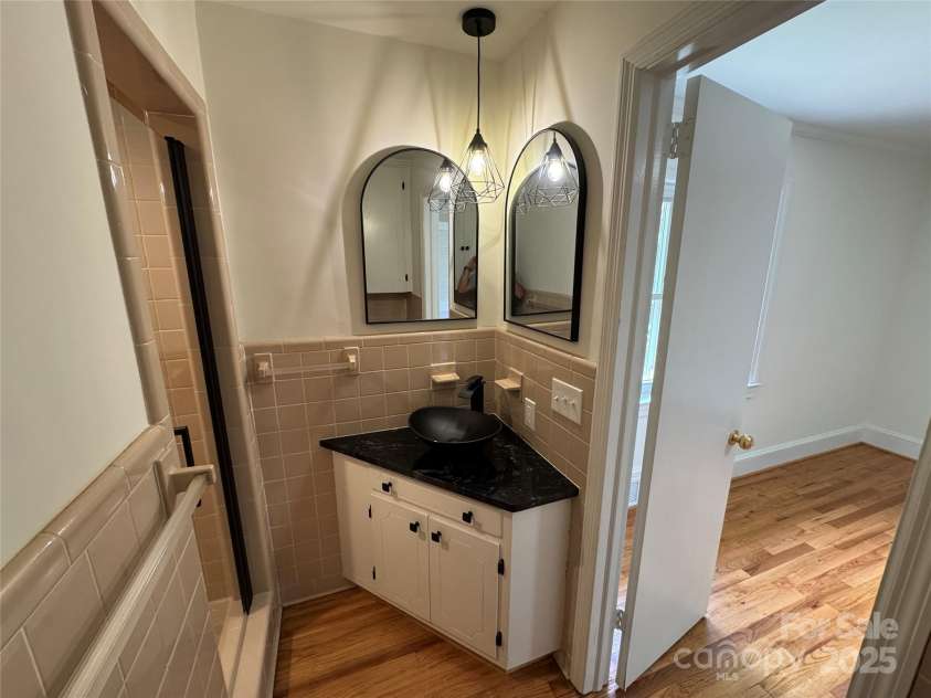 1305 5th Avenue, Lexington, NC 27295.  MLS# CAR4250396, YatesRealty ID 9681. Primary Bath