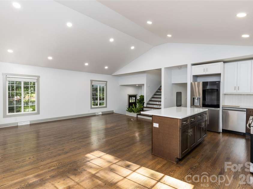 6721 Knightswood Drive, Charlotte, NC 28226.  MLS# CAR4363157, YatesRealty ID 9684. 