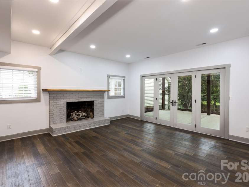 6721 Knightswood Drive, Charlotte, NC 28226.  MLS# CAR4363157, YatesRealty ID 9684. 