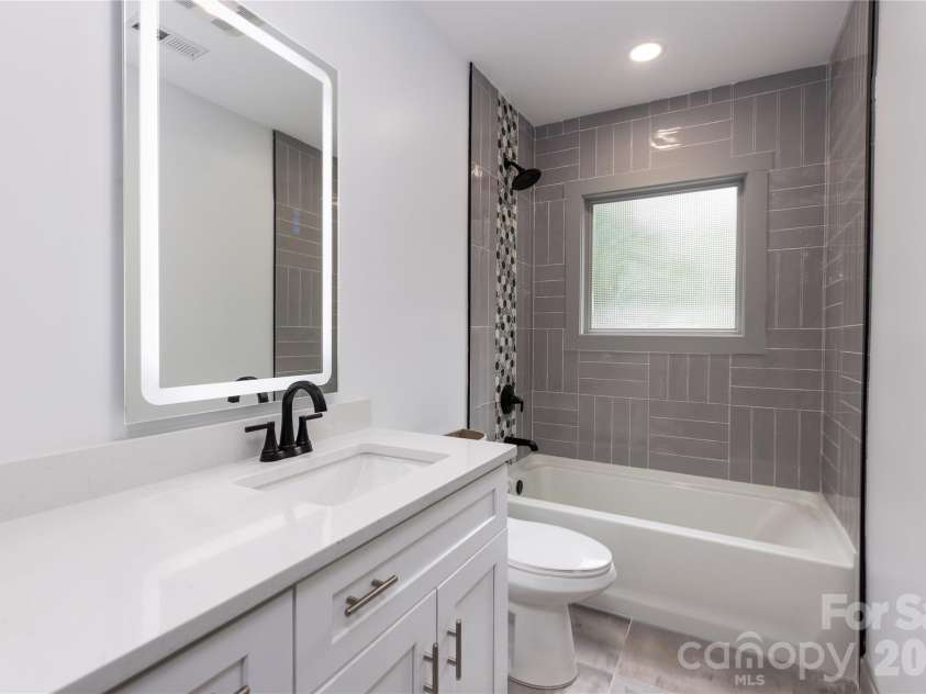 6721 Knightswood Drive, Charlotte, NC 28226.  MLS# CAR4363157, YatesRealty ID 9684. 