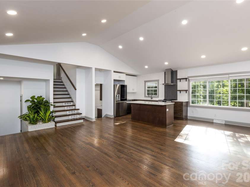 6721 Knightswood Drive, Charlotte, NC 28226.  MLS# CAR4363157, YatesRealty ID 9684. 