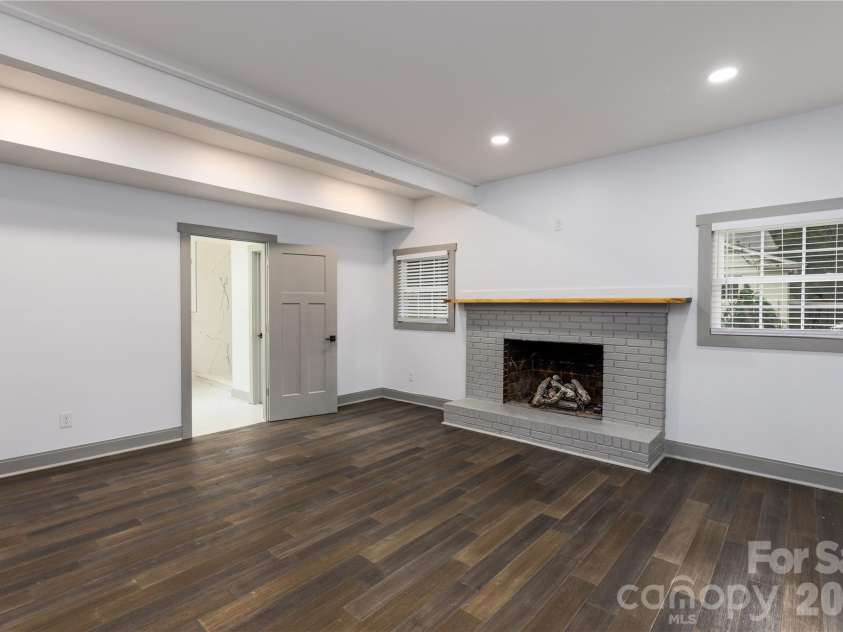 6721 Knightswood Drive, Charlotte, NC 28226.  MLS# CAR4363157, YatesRealty ID 9684. 