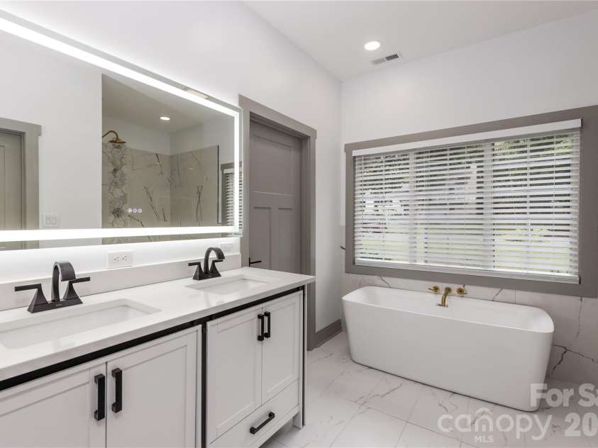 6721 Knightswood Drive, Charlotte, NC 28226.  MLS# CAR4363157, YatesRealty ID 9684. 