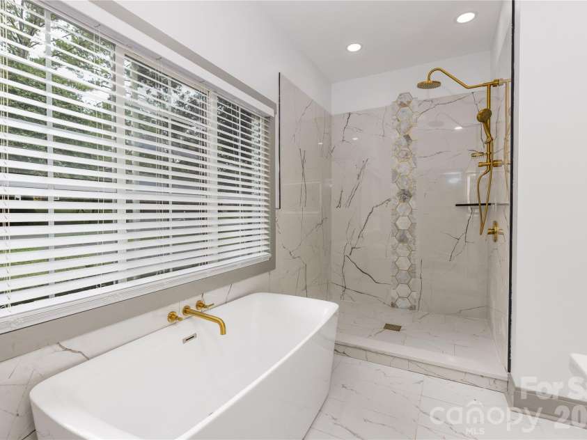 6721 Knightswood Drive, Charlotte, NC 28226.  MLS# CAR4363157, YatesRealty ID 9684. 
