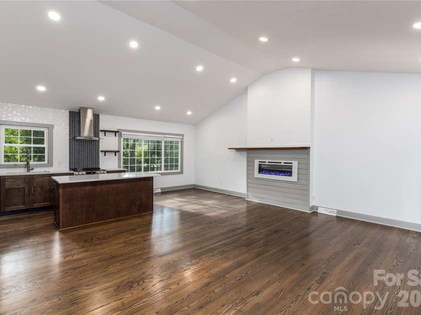 6721 Knightswood Drive, Charlotte, NC 28226.  MLS# CAR4363157, YatesRealty ID 9684. 