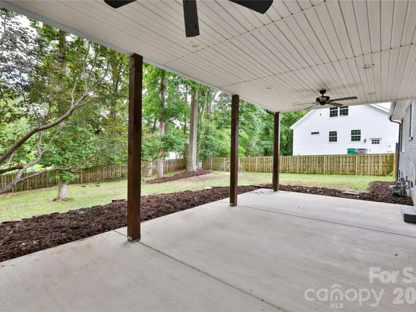 6721 Knightswood Drive, Charlotte, NC 28226.  MLS# CAR4363157, YatesRealty ID 9684. 