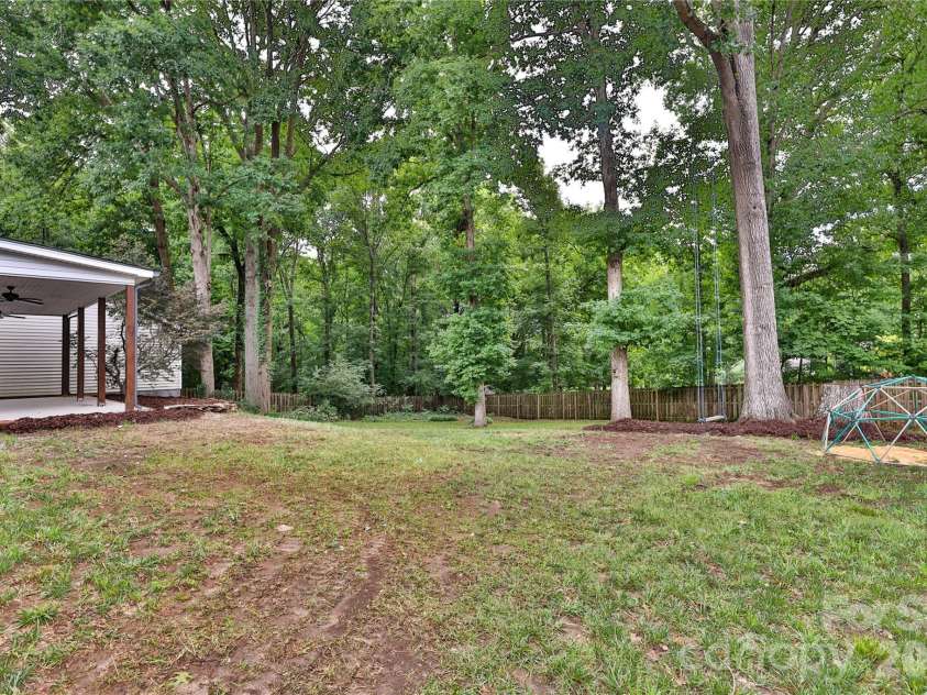 6721 Knightswood Drive, Charlotte, NC 28226.  MLS# CAR4363157, YatesRealty ID 9684. 
