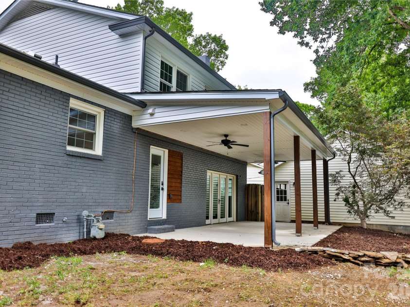 6721 Knightswood Drive, Charlotte, NC 28226.  MLS# CAR4363157, YatesRealty ID 9684. 