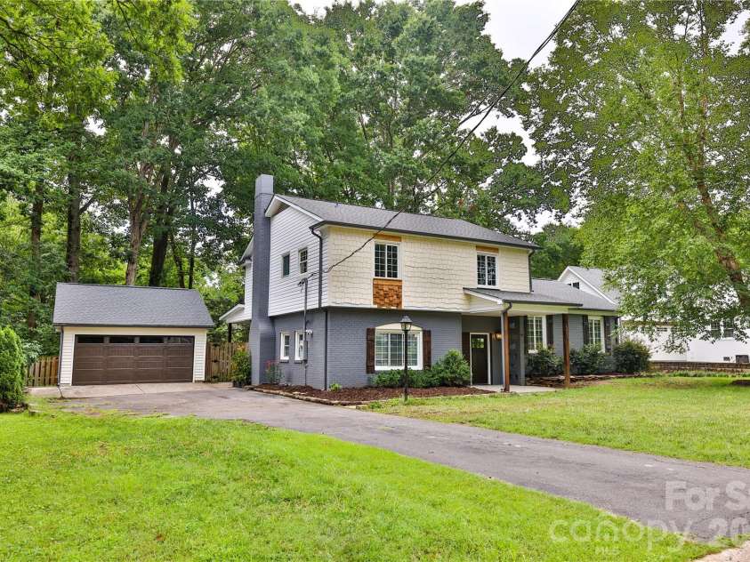6721 Knightswood Drive, Charlotte, NC 28226.  MLS# CAR4363157, YatesRealty ID 9684. 