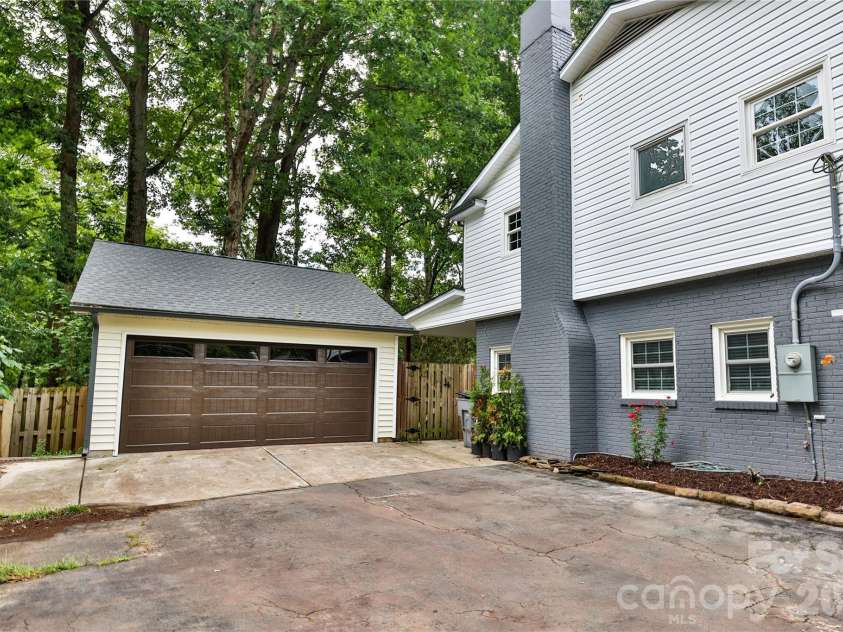 6721 Knightswood Drive, Charlotte, NC 28226.  MLS# CAR4363157, YatesRealty ID 9684. 