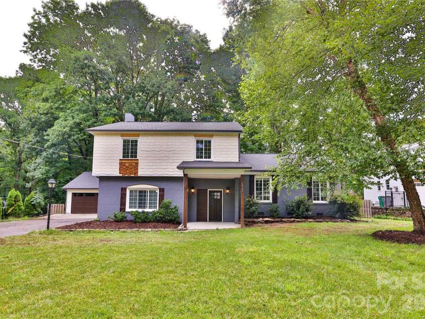 6721 Knightswood Drive, Charlotte, NC 28226.  MLS# CAR4363157, YatesRealty ID 9684. 