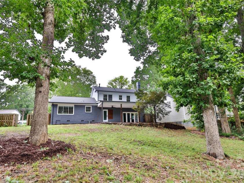 6721 Knightswood Drive, Charlotte, NC 28226.  MLS# CAR4363157, YatesRealty ID 9684. 