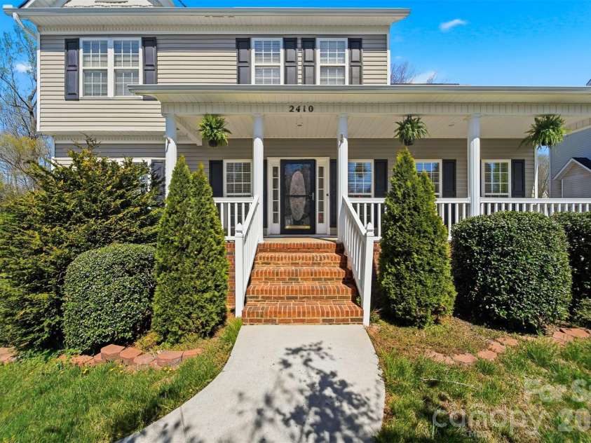 2410 27th Avenue Circle, Hickory, NC 28601.  MLS# CAR4361846, YatesRealty ID 9686. 