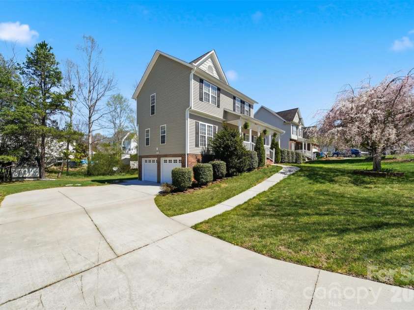 2410 27th Avenue Circle, Hickory, NC 28601.  MLS# CAR4361846, YatesRealty ID 9686. 