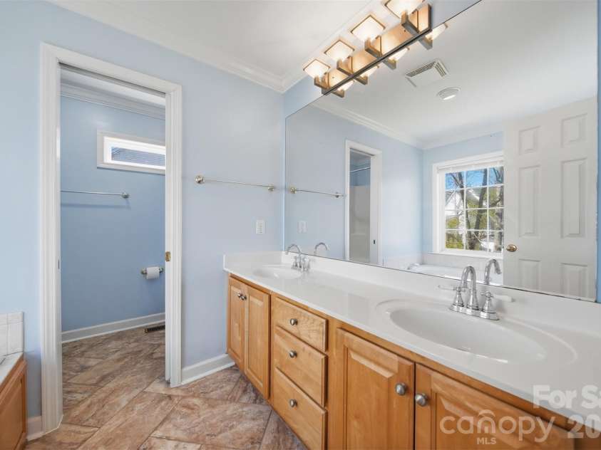 2410 27th Avenue Circle, Hickory, NC 28601.  MLS# CAR4361846, YatesRealty ID 9686. 