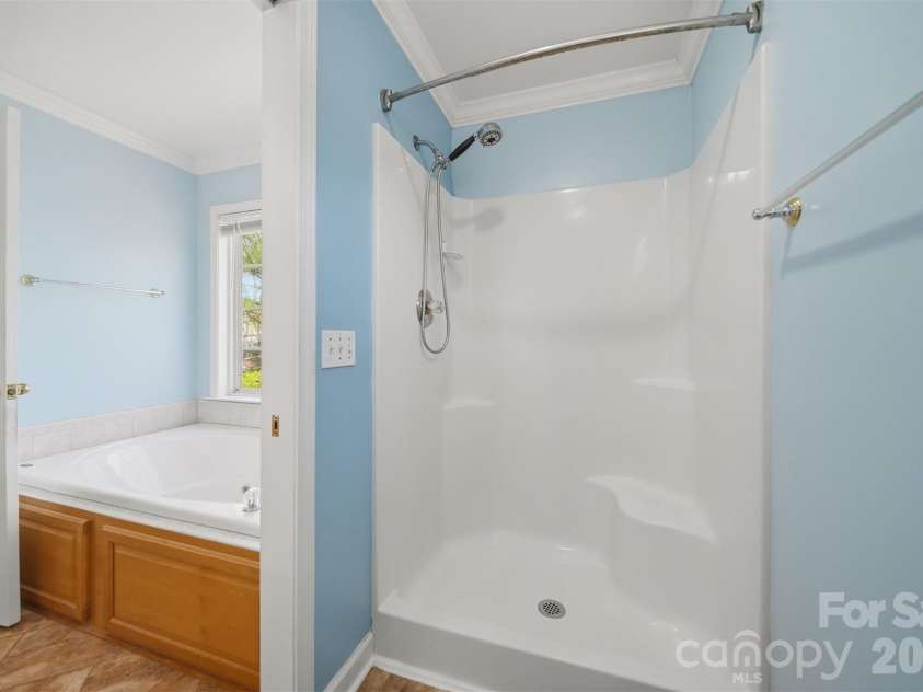 2410 27th Avenue Circle, Hickory, NC 28601.  MLS# CAR4361846, YatesRealty ID 9686. 