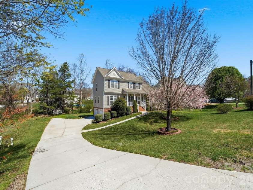 2410 27th Avenue Circle, Hickory, NC 28601.  MLS# CAR4361846, YatesRealty ID 9686. 