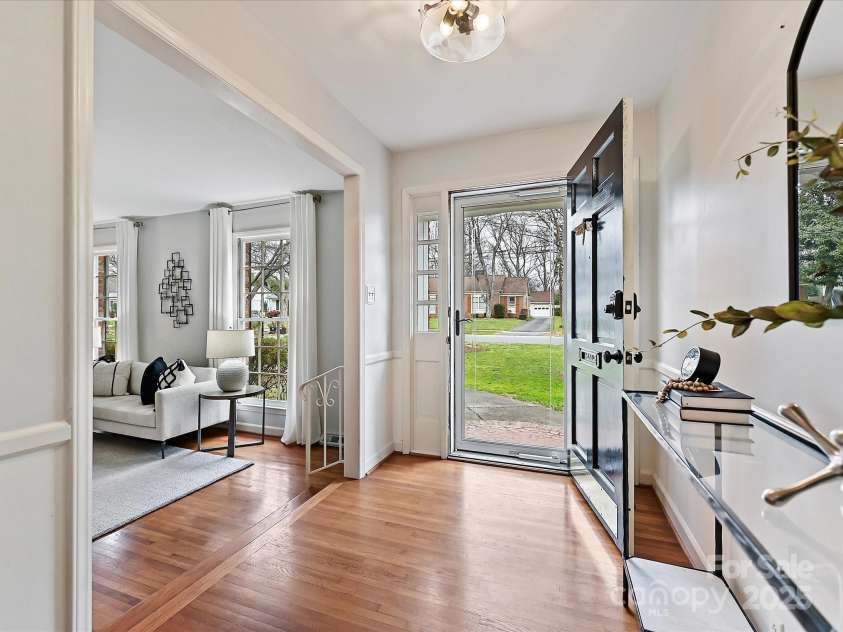 4132 Sulkirk Road, Charlotte, NC 28210.  MLS# CAR4223769, YatesRealty ID 9687. Foyer