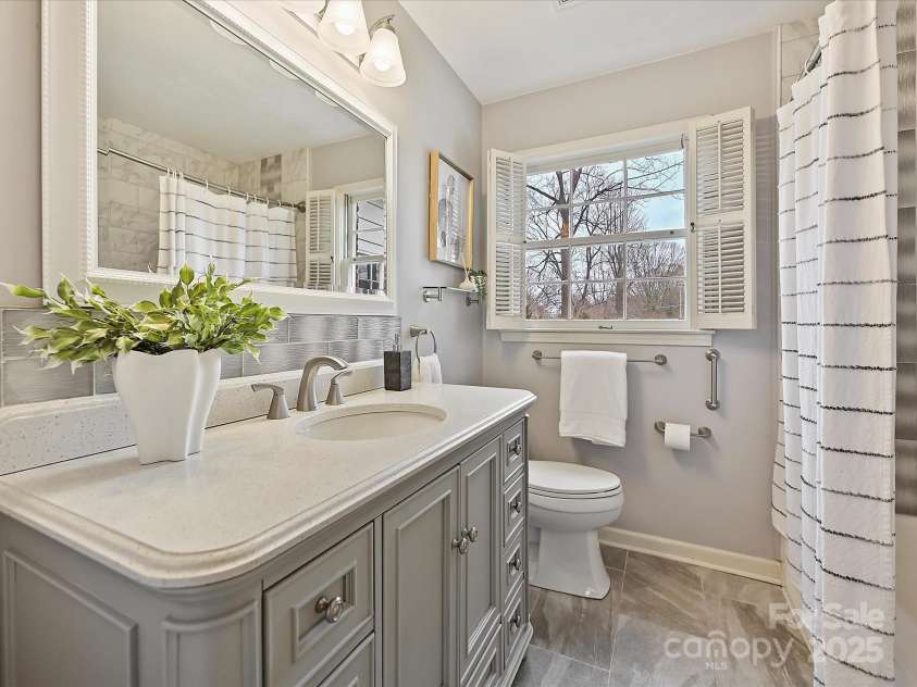 4132 Sulkirk Road, Charlotte, NC 28210.  MLS# CAR4223769, YatesRealty ID 9687. Full Hallway Bath